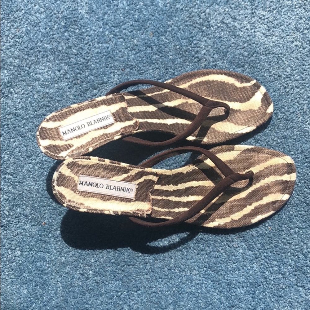 MANOLO BLAHNIK kitten heel sandal